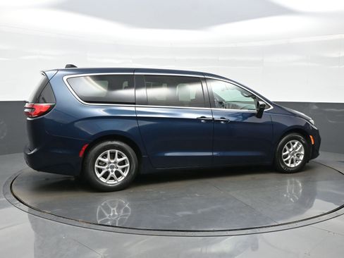 Used 2024 Chrysler Pacifica Touring FWD image 8