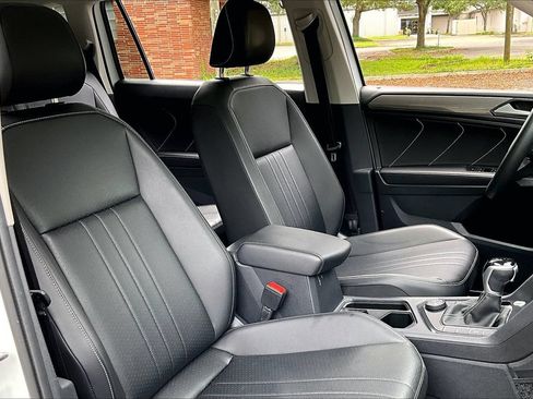 Used 2024 Volkswagen Tiguan SE w/ Panoramic Sunroof Package AWD/4WD image 30
