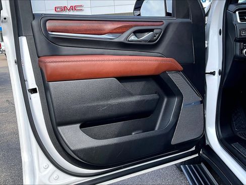 Used 2023 GMC Yukon XL Denali Ultimate image 18