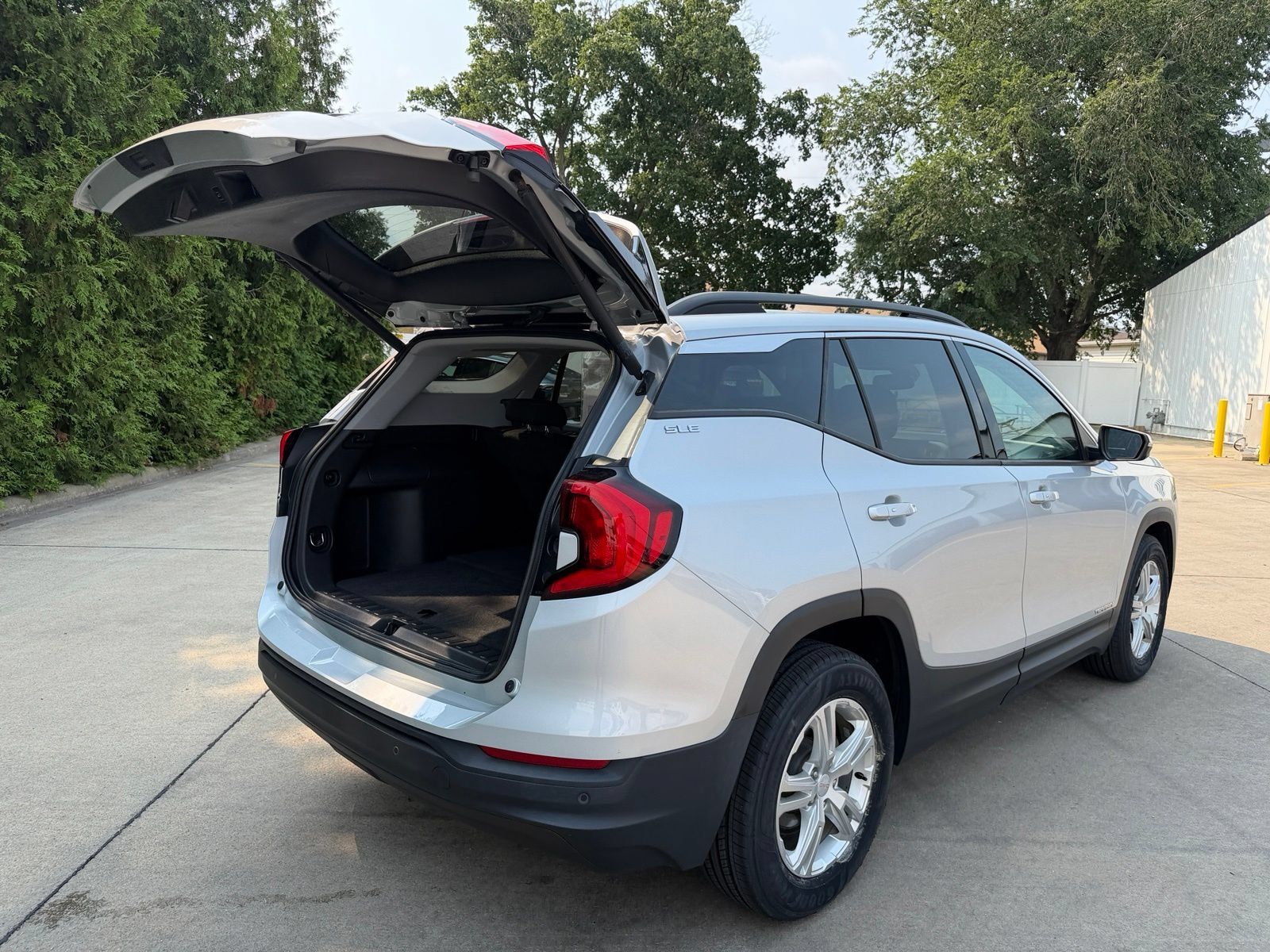 Used 2020 GMC Terrain SLE w/ Driver Convenience Package FWD image 32