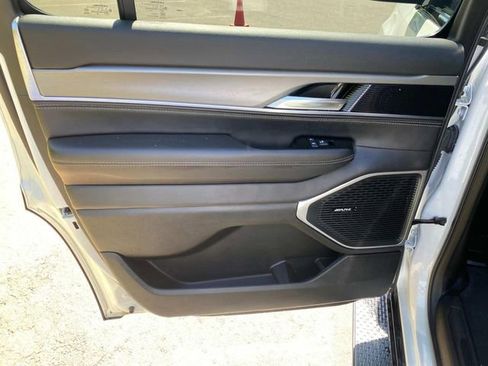 Used 2023 Jeep Wagoneer Series II AWD/4WD image 11