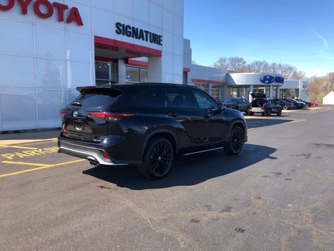 Used 2024 Toyota Highlander XSE AWD/4WD image 2