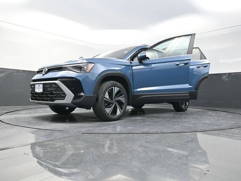 New 2026 Volkswagen Taos SE image 28