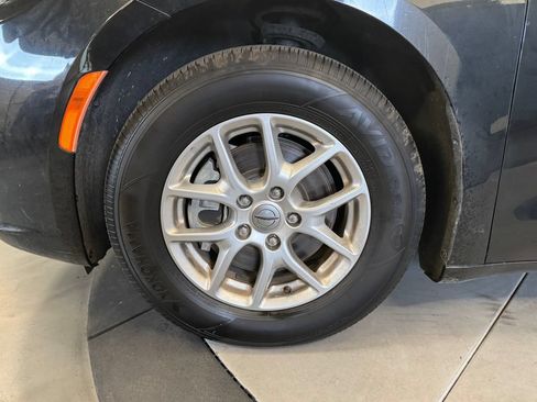 Used 2023 Chrysler Pacifica Touring-L FWD image 25