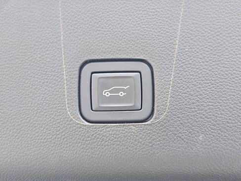 Used 2023 Chevrolet Traverse LT AWD/4WD image 35