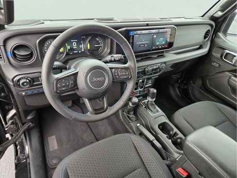 Used 2025 Jeep Wrangler Unlimited Rubicon 4xe w/ Convenience Group AWD/4WD image 13