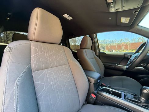 Used 2019 Toyota Tacoma TRD Sport w/ Technology Package image 28