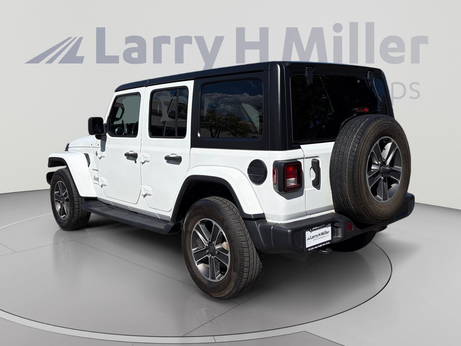 Used 2023 Jeep Wrangler Unlimited Sahara AWD/4WD image 3