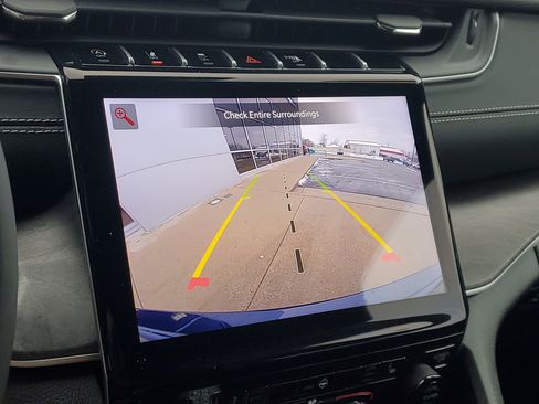 Used 2024 Jeep Grand Cherokee Limited image 19