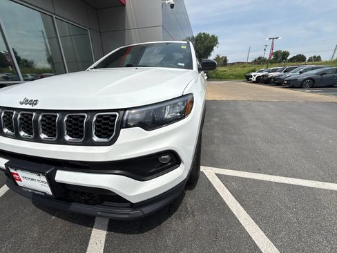 Used 2024 Jeep Compass Latitude AWD/4WD image 27