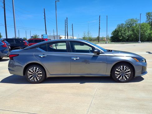 Used 2025 Nissan Altima 2.5 SV image 8