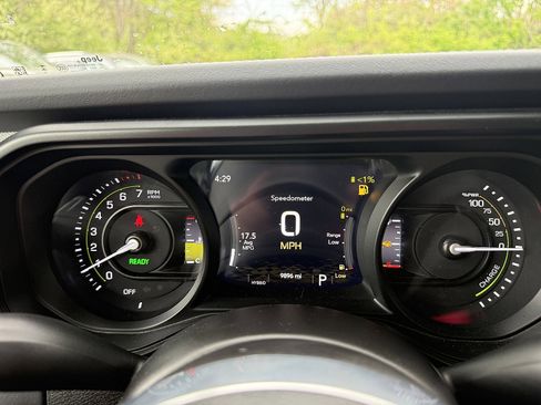 Used 2025 Jeep Wrangler Sahara AWD/4WD image 21