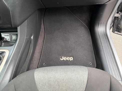 Used 2016 Jeep Cherokee Sport image 19