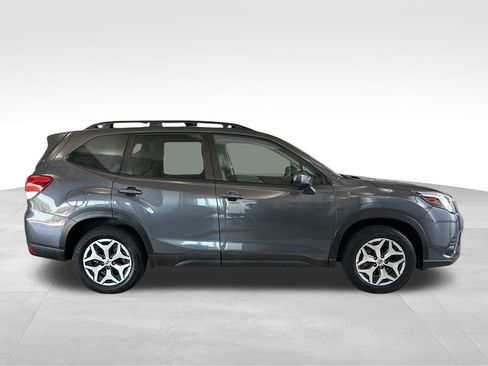 Used 2022 Subaru Forester Premium image 8