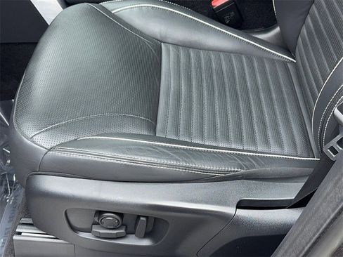 Used 2023 Land Rover Discovery Metropolitan Edition image 40