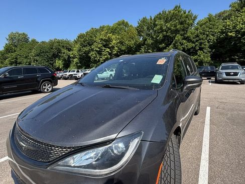 Used 2018 Chrysler Pacifica Limited w/ Advanced Safetytec Group FWD image 3