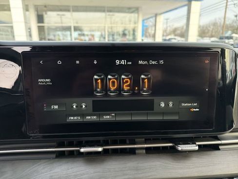 Used 2023 Kia Carnival EX image 18