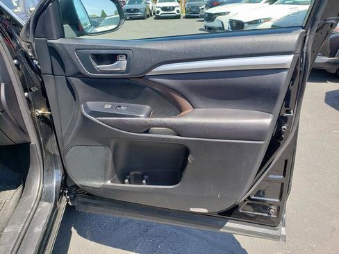 Used 2017 Toyota Highlander XLE AWD/4WD image 19