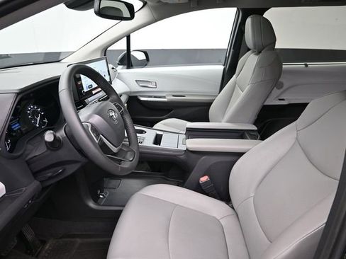 Certified 2025 Toyota Sienna XLE image 30