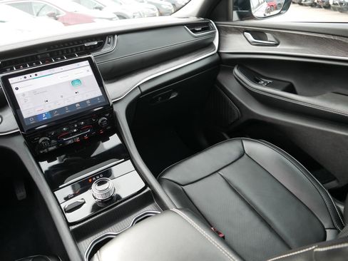 Used 2025 Jeep Grand Cherokee Limited w/ Luxury Tech Group II image 11