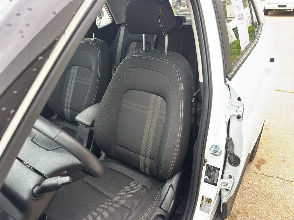 Used 2025 Hyundai Venue SEL FWD image 25