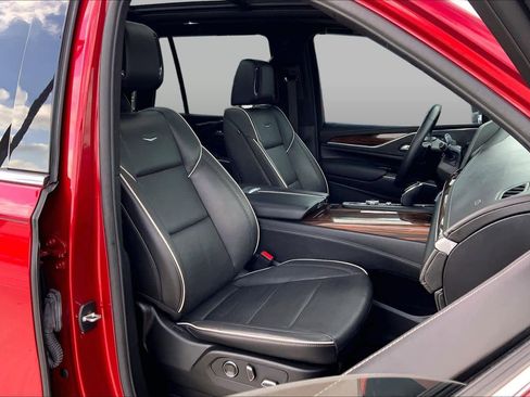 Used 2024 Cadillac Escalade Premium Luxury RWD image 9