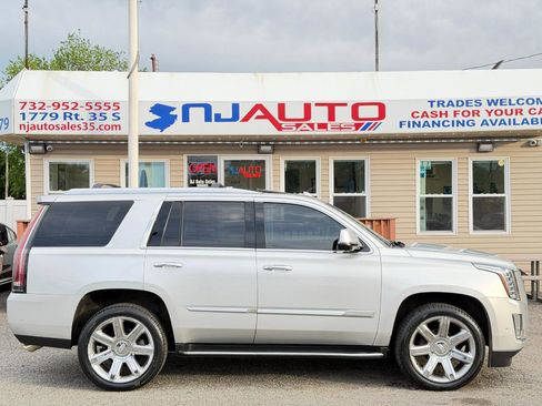 Used 2017 Cadillac Escalade Luxury AWD/4WD image 3