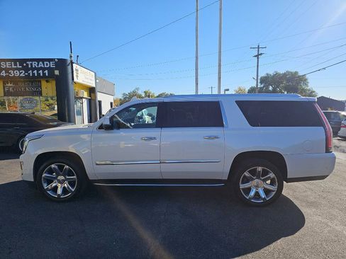 Used 2017 Cadillac Escalade ESV Luxury image 3