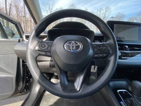 Used 2025 Toyota Corolla LE image 28