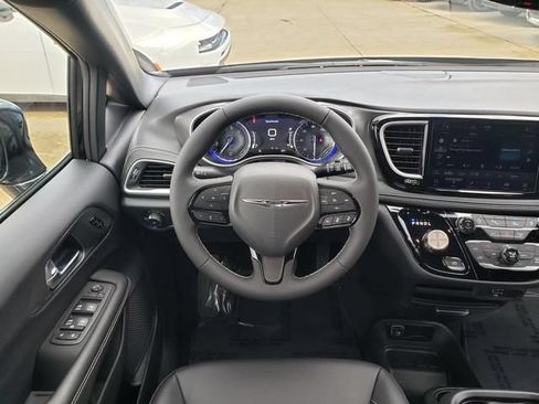 New 2026 Chrysler Pacifica Select w/ S Appearance Package AWD/4WD image 9
