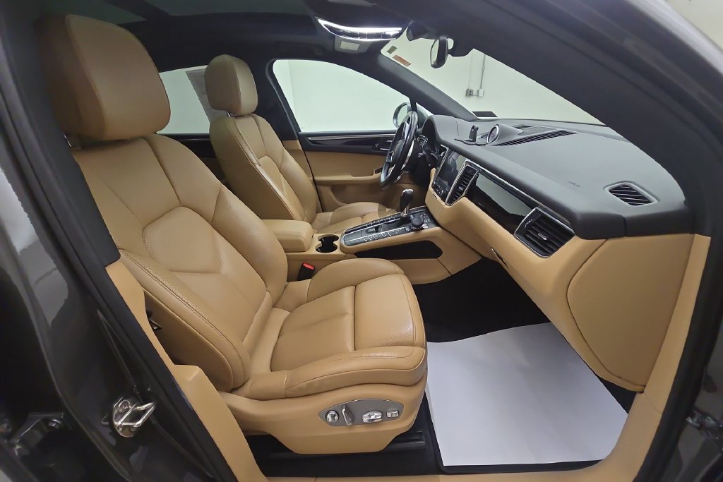 Used 2018 Porsche Macan AWD/4WD image 29