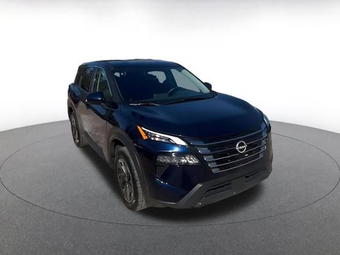 Used 2025 Nissan Rogue SV image 3