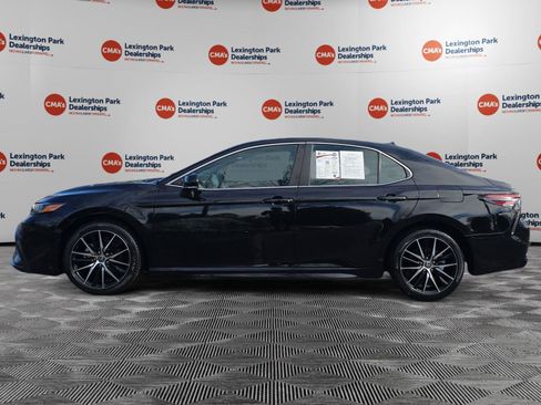 Used 2022 Toyota Camry SE image 4