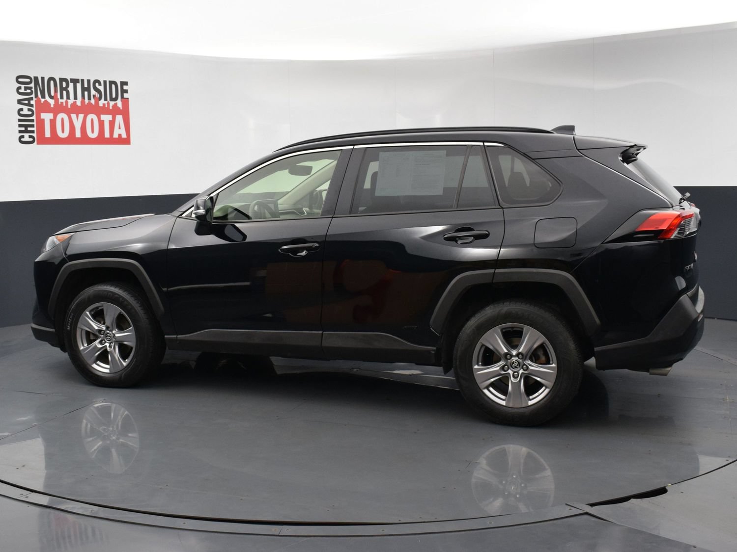Used 2022 Toyota RAV4 LE AWD/4WD image 2