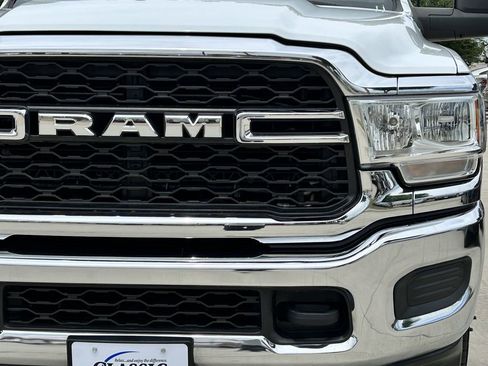 Used 2024 RAM 3500 Tradesman w/ Chrome Appearance Group AWD/4WD image 9