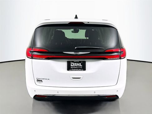 Used 2023 Chrysler Pacifica Touring-L FWD image 12