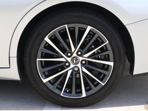 Used 2025 Lexus ES 350 w/ Premium Package FWD image 9