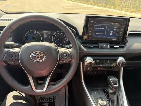 Used 2022 Toyota RAV4 XLE Premium image 6