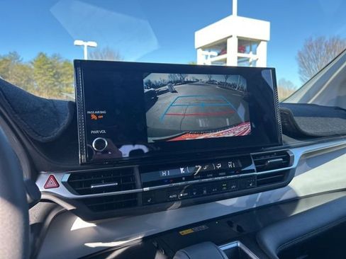 Used 2025 Toyota Sienna XLE image 25