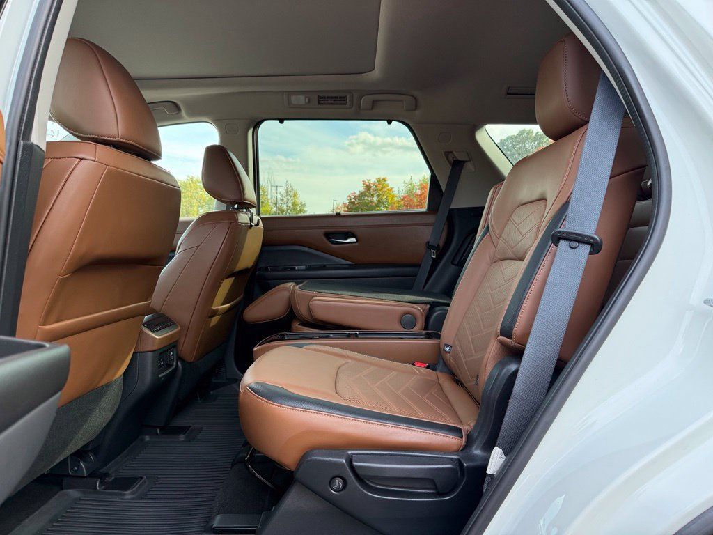Used 2022 Nissan Pathfinder Platinum AWD/4WD image 15