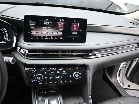 Used 2023 INFINITI QX60 Luxe w/ Performance Audio Package AWD/4WD image 17