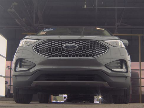Used 2024 Ford Edge SEL w/ Convenience Package AWD/4WD image 3