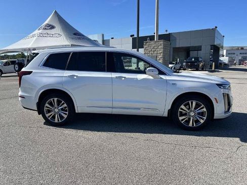 Used 2023 Cadillac XT6 Premium Luxury w/ Technology Package AWD/4WD image 3