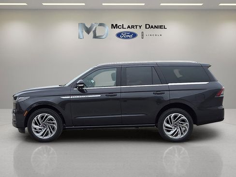New 2025 Lincoln Navigator Reserve image 3