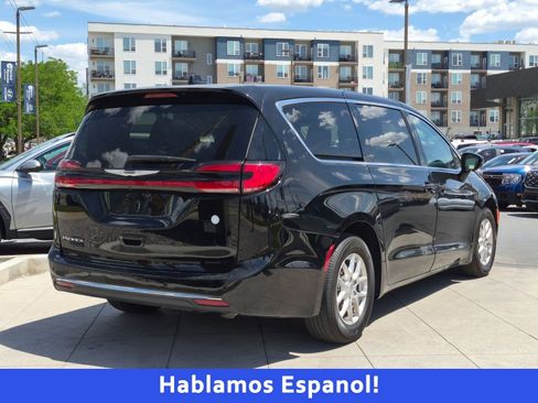 Used 2024 Chrysler Pacifica Touring-L FWD image 2
