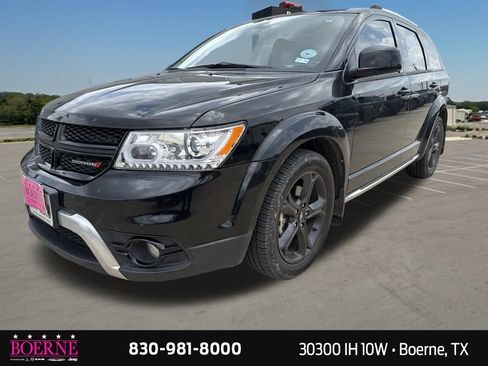 Used 2019 Dodge Journey Crossroad w/ Nav & Sun Group FWD image 3