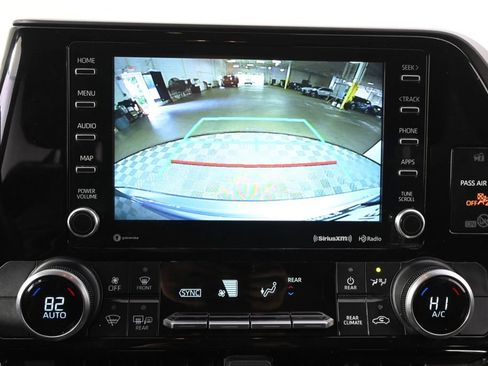 Used 2021 Toyota Highlander LE AWD/4WD image 30