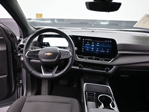 Used 2025 Chevrolet Equinox LT w/ Safety and Technology Package FWD image 17