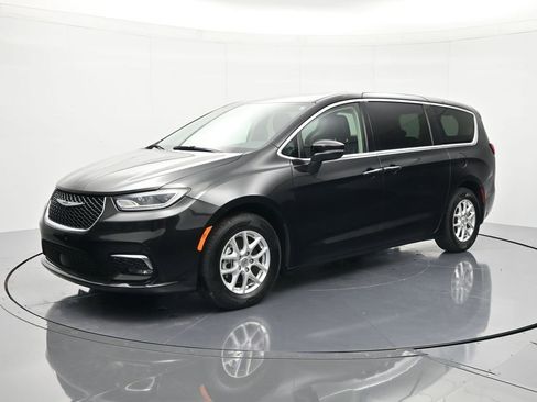 Used 2023 Chrysler Pacifica Touring-L FWD image 1