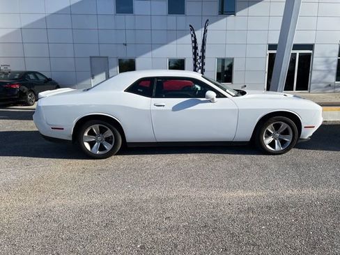 Used 2022 Dodge Challenger SXT image 2